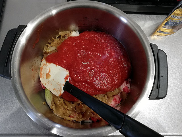 鍋にトマトソースを投入